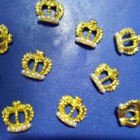 златна корона с бели перлички бижу за нокти коронки камъни декорация украса за маникюр, снимка 1 - Продукти за маникюр - 22967559