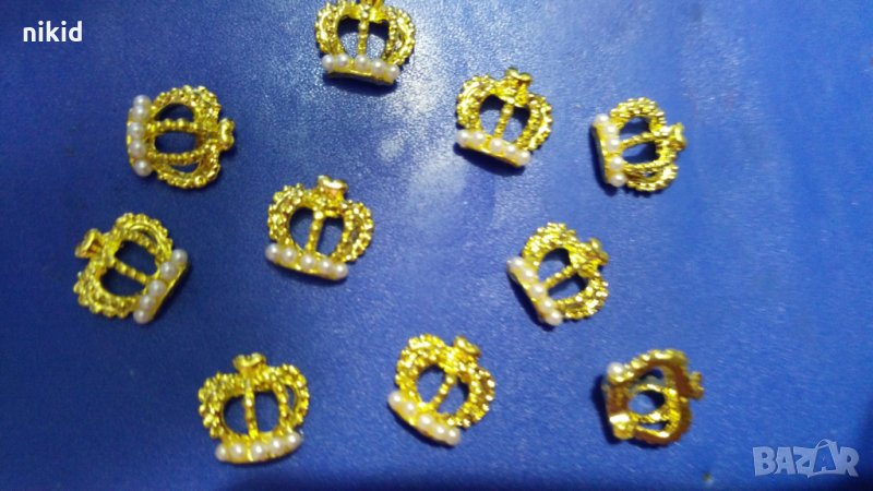 златна корона с бели перлички бижу за нокти коронки камъни декорация украса за маникюр, снимка 1