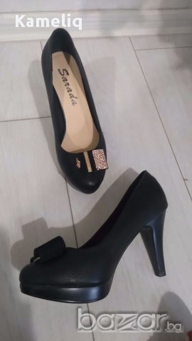 Чисто нови Черни обувки със златиста панделка, снимка 2 - Дамски обувки на ток - 18050594