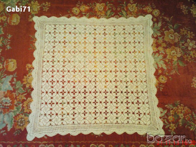 Карета плетени на една кука и бродирани