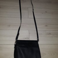 Малка черна кожена чанта с капси  с дълга дръжка , снимка 2 - Чанти - 23624146