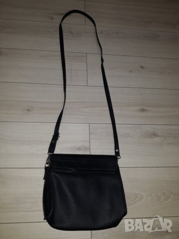 Малка черна кожена чанта с капси  с дълга дръжка , снимка 2 - Чанти - 23624146