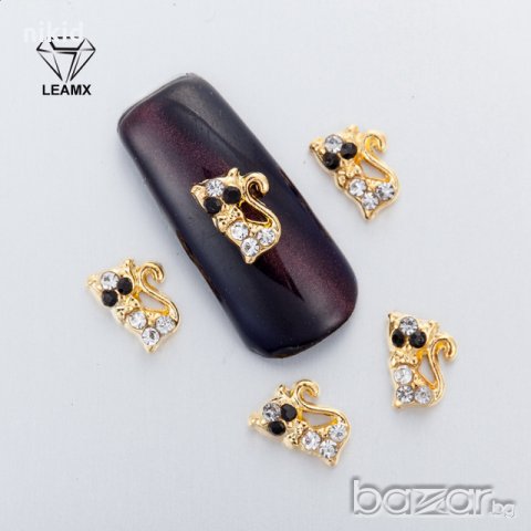 Коте златист цвят черни очи с камъчета бижу за нокти декорация украса за маникюр