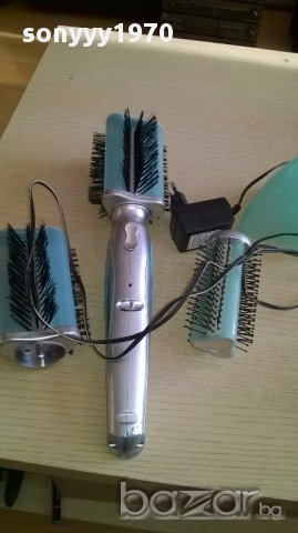 Ел четка за коса с зарядно и акумулатор с 3 приставки-от швеицария, снимка 4 - Преси за коса - 16956287