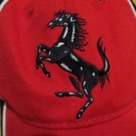 Оригинална червена шапка с черни линии  FERRARI , ферари . , снимка 1 - Шапки - 13777969