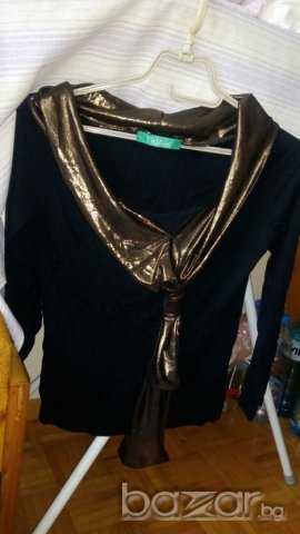 Черна блуза, с дълъг ръкав и със златиста шал яка