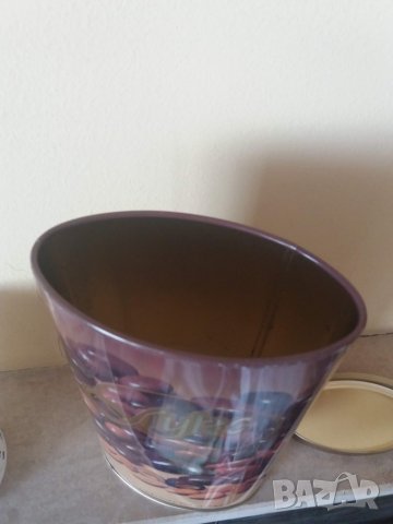 Стара ламаринена кутия от бонбони!, снимка 4 - Други ценни предмети - 22650805