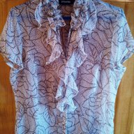 Ефирна бежово-кафява риза с къс ръкав и жабо., снимка 1 - Ризи - 15336926