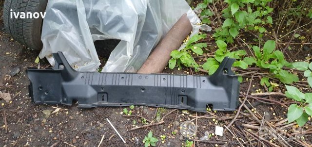 Задна кора пластмаса под заден капак за бмв е46 купе, снимка 1 - Части - 25561225