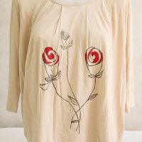 Ръчно изрисувана бежова дамска блуза марка Ally Grace, снимка 2 - Блузи с дълъг ръкав и пуловери - 22731863