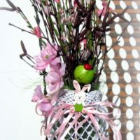 Плетена ваза с пролетна аранжировка, снимка 2 - Вази - 24375240