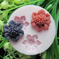 3 малки цветчета ситен цвят и дребни остри листенца силиконов молд форма фондан торта мъфини украса 