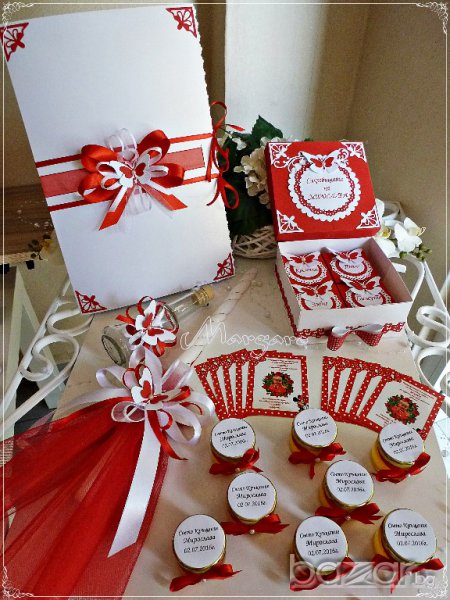 Комплект за кръщене в червено и бяло с пеперуди и подаръчета, снимка 1