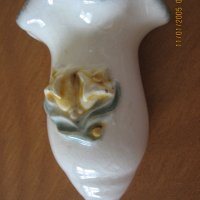 Стара порцеланова вазичка за стена, снимка 1 - Антикварни и старинни предмети - 21770219