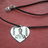 Медальони на Justin Bieber , снимка 1 - Колиета, медальони, синджири - 19708903