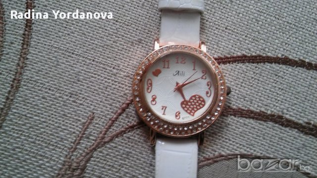 Часовник с бяла каишка и златист циферблат, снимка 1 - Дамски - 17072893