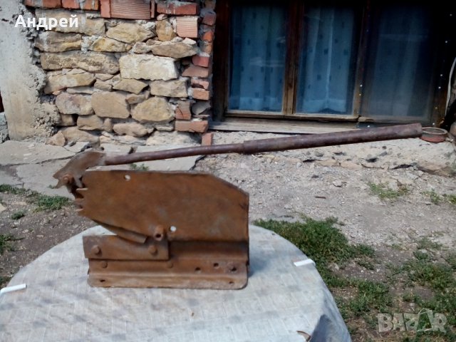 Старинна гилотина, снимка 1 - Антикварни и старинни предмети - 22701589