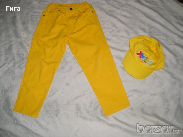 Жълти дънки и шапка с козирка