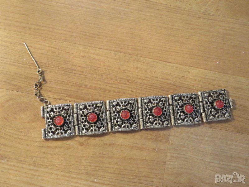 Старинна възрожденска бронзова гривна 1760 - 1878г с красиви орнаменти  и червени камъни, снимка 1
