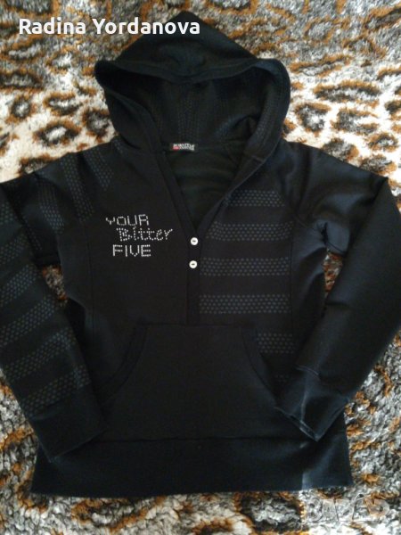 Много красив суичър.На звездички и надпис с камъчета., снимка 1