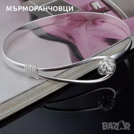 Красива и нова сребърна гривна с цвете. В подарчна кутия.