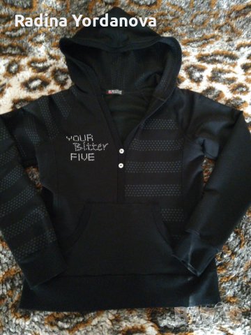 Много красив суичър.На звездички и надпис с камъчета.