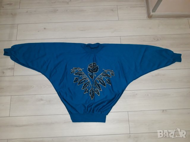 Дамска синя блуза с дълъг прилеп ръкав с роза отпред