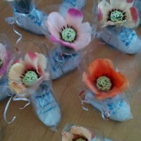 Гипсови обувки декорирани с цветя - подаръци за гости , снимка 1 - Изкуствени цветя - 25887971