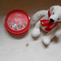 Плюшена мечка ,значка и кутия Кока кола Coca Cola , снимка 1 - Колекции - 20836439