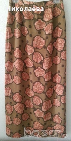 Дълга права пола от коприна на рози.