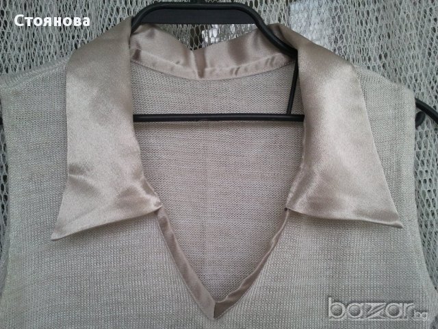 Бежова плетена блузка в комбинация със сатенена якичка и размери : ширина в раменете 36 см., дължина