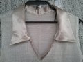 Бежова плетена блузка в комбинация със сатенена якичка и размери : ширина в раменете 36 см., дължина, снимка 1 - Други - 11494480