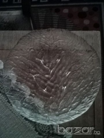 старинна стъклена чиния