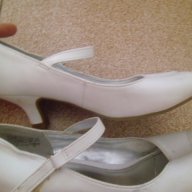 Бели ,елегантни на нисък ток, снимка 2 - Дамски обувки на ток - 15255459