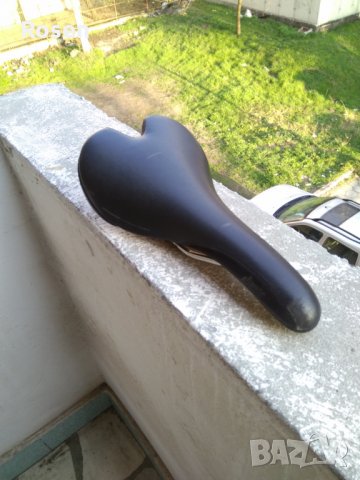 Продавам шосейно седло и педали