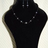 Комплект от черни перлички гердан, гривна и обици, снимка 1 - Бижутерийни комплекти - 12907834