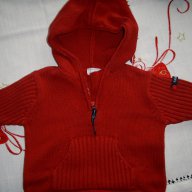 Червен пуловер с качулка, снимка 1 - Жилетки и елечета за бебе - 17352889