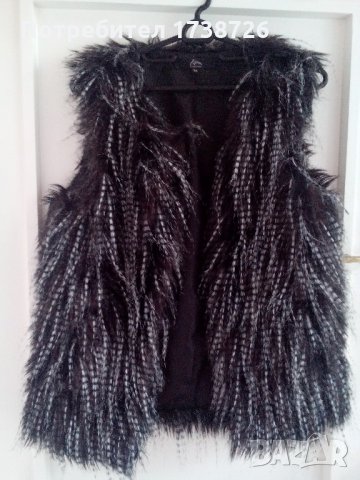 Стилен и качествен пухкав елек с дълъг косъм. 