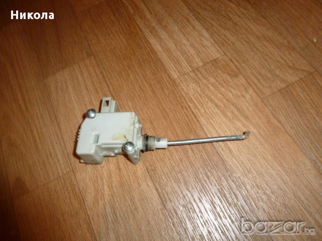 Машинка  за задна врата Голф 4, снимка 2 - Части - 16380639