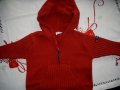Червен пуловер с качулка, снимка 1 - Жилетки и елечета за бебе - 17352889