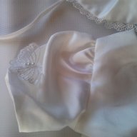 Бяла Детска рокля с къс ръкав , пола с тюл и шапка , официална, цвят-бял, снимка 4 - Бебешки рокли - 11522020