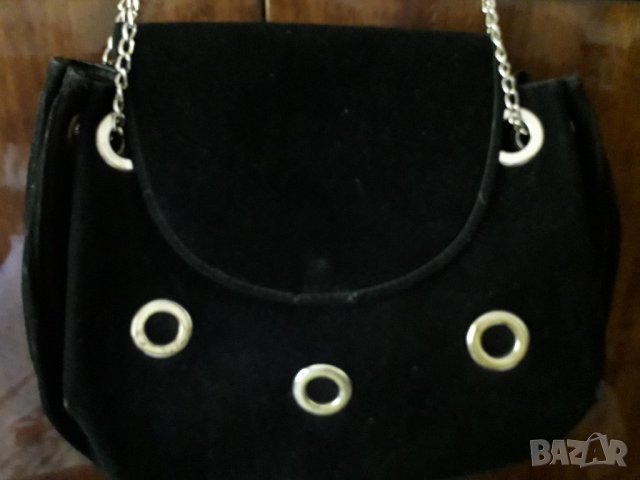 Дамска черна чанта от велур, снимка 2 - Чанти - 23114806