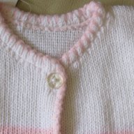 Прекрасна машинно плетена жилетка в бяло и розово размер 30, нова, снимка 8 - Детски пуловери и жилетки - 15826536