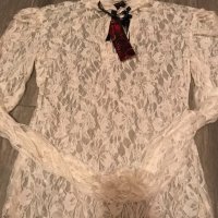 Бяла дантелена блуза с брошка Камелия, снимка 1 - Блузи с дълъг ръкав и пуловери - 25923065