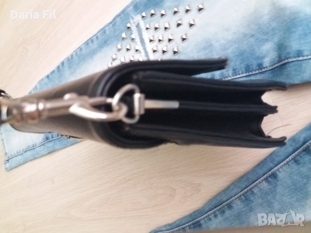 Черна чантичка с метални елементи , снимка 3 - Чанти - 22778480