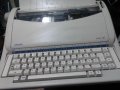 Пишеща машина Olivetti Linea 101, снимка 1 - Друга електроника - 25509772