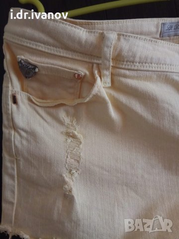 бледо жълти дънкови панталонки с накъсан ефект , снимка 3 - Къси панталони и бермуди - 26065773