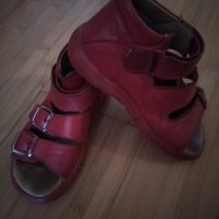 Червени сандалки 26 номер, снимка 1 - Детски сандали и чехли - 25462940
