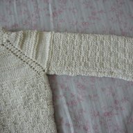 Нова ръчно плетена жилетка - ръст до 92 см, снимка 4 - Жилетки и елечета за бебе - 12341273
