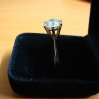 Дамски пръстен с диамант, снимка 4 - Пръстени - 20275665